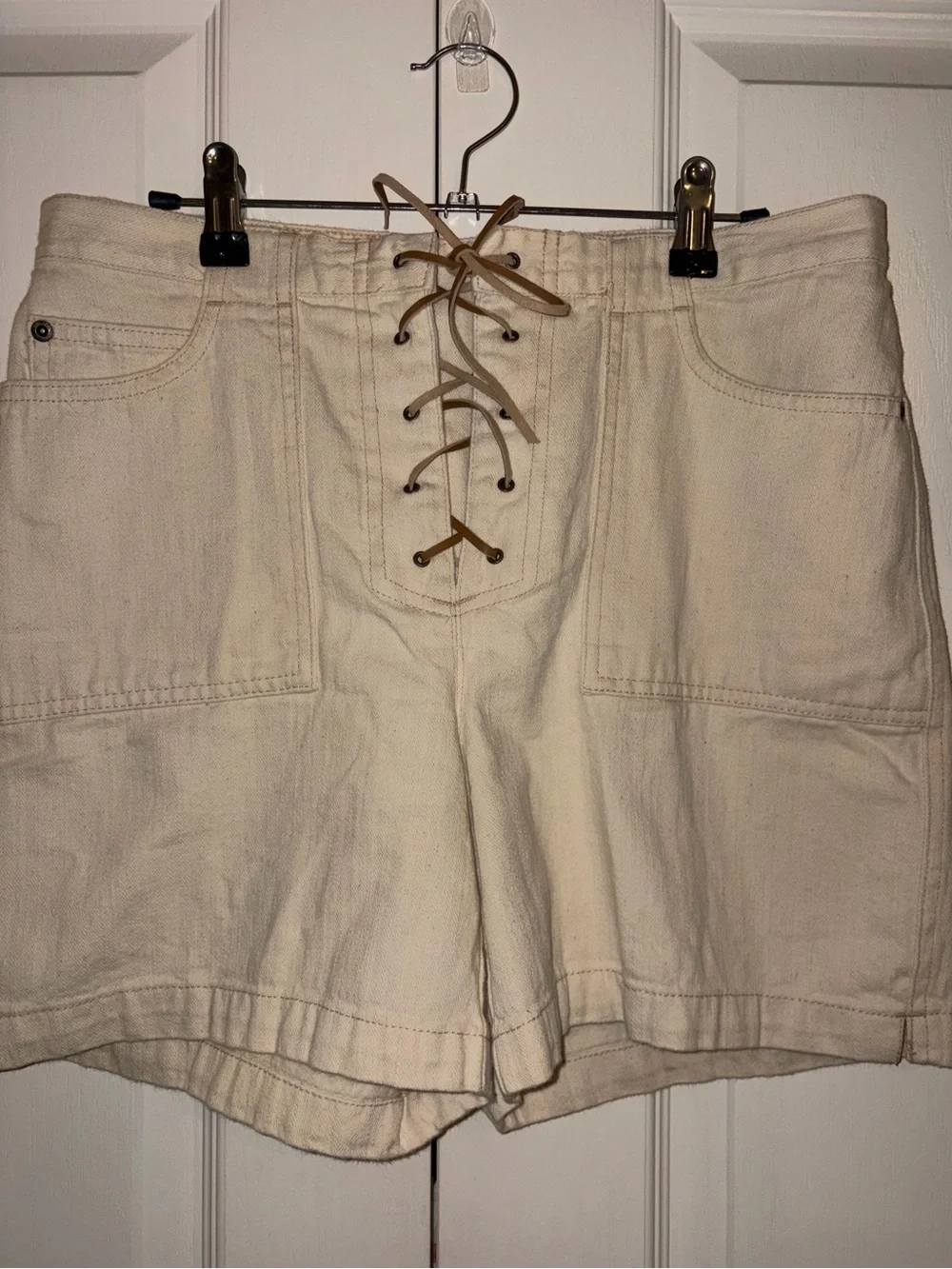 GLORIA VANDERBILT LACE UP SHORTS size 8
